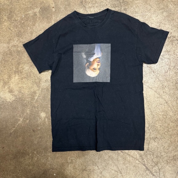 Ariana Grande Womens T Shirt Size Medium Black Graphic Sweetener Tour - Picture 1 of 5